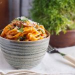 Makaron-z-miesem-i-grzybami-w-kremowym-sosie-pomidorowym-Pasta-with-pork-mushrooms-and-tomato-cream-sauce