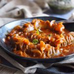 Biala-kielbasa-ze-slodko-pikantna-cebula-Sasusage-with-sweet-and-spicy-onion